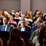 Mexhiti në shfaqjen “Babai”: Mirënjohje për Bajrush Mjakun për 53 vite në skenën shqiptare