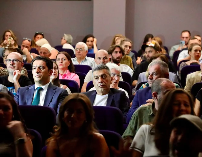 Mexhiti në shfaqjen “Babai”: Mirënjohje për Bajrush Mjakun për 53 vite në skenën shqiptare